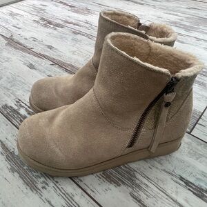 BearPaw Meagan II Oat Suede Wedge Ankle Boots – Women’s Size 7, Zipper Closure